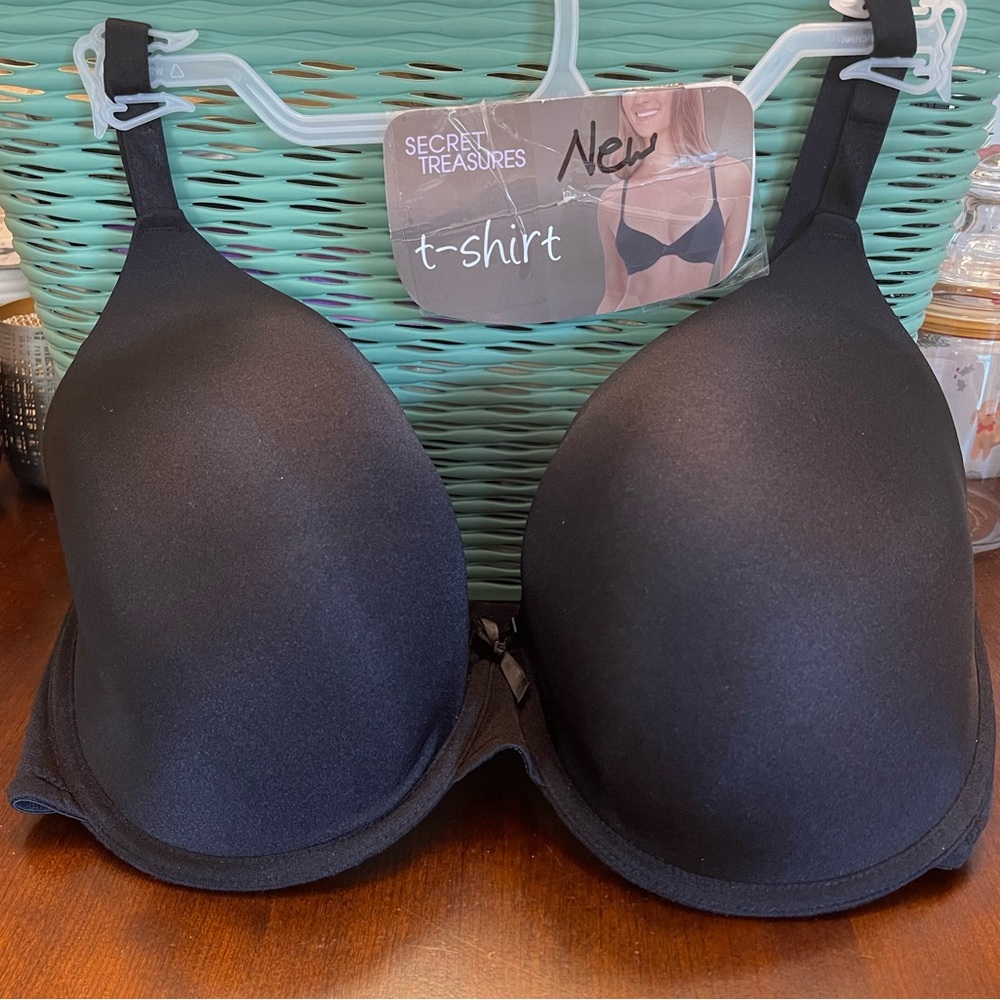 NWT SECRET TREASURES Tailored Black T-Shirt Bra